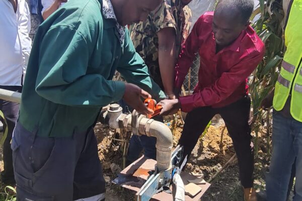 CARE Etiopie_mistni komunita se podili na oprave studny_1