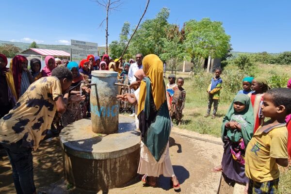 CARE Etiopie_mistni komunita vyuziva novou studnu s pitnou vodou