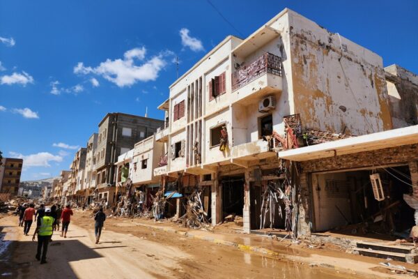 Tyto fotografie pocházejí z města Derna, konkrétně ze čtvrtí postižených nedávnými povodněmi. Snímky ukazují rozsah zkázy způsobené povodněmi a také záchranné operace, které v těchto čtvrtích pokračují.