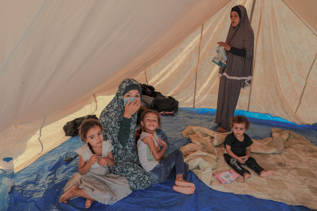 Přežiji porod? Přežije mé dítě? Co se stane s mou rodinou? Realita porodů v katastrofálních podmínkách Gazy.