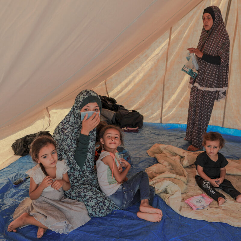 Přežiji porod? Přežije mé dítě? Co se stane s mou rodinou? Realita porodů v katastrofálních podmínkách Gazy.