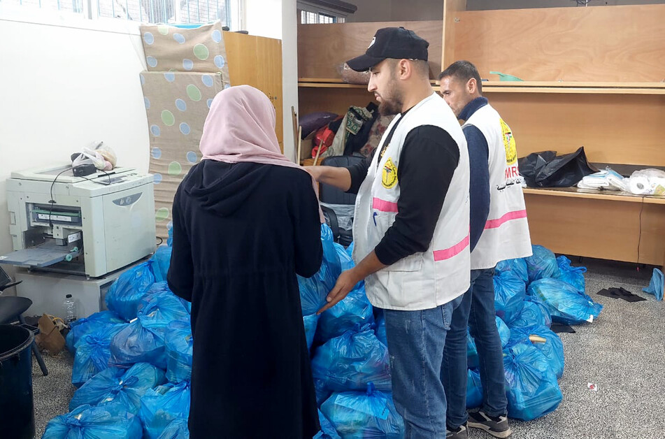 Partneři CARE poskytují humanitární balíky ohroženým rodinám. Každá sada pokrývá potřeby pětičlenné rodiny na jeden měsíc. Ve stejný den CARE také poskytla partnerům v Chán Júnisu naléhavě potřebné zdravotnické potřeby pro použití v nemocnicích a na klinikách.