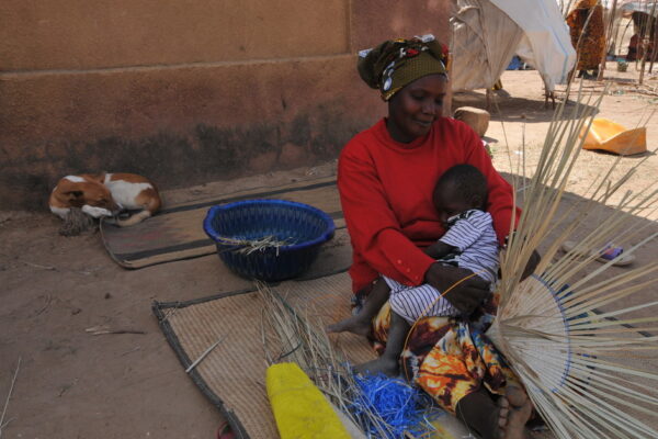 IDPS woman at the site of the displaced of kolobougou in Niono making a hat to generate income